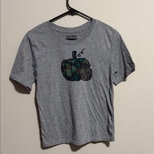 Women’s gray Gildan pumpkin tee